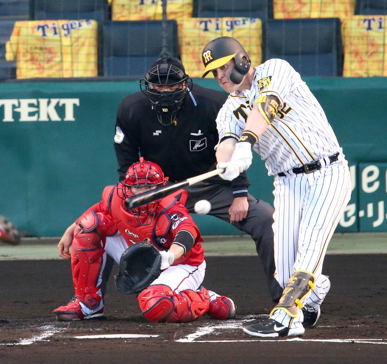 阪神対広島　1回裏阪神2死一、二塁、サンズは先制の左前適時打を放つ（撮影・上山淳一）