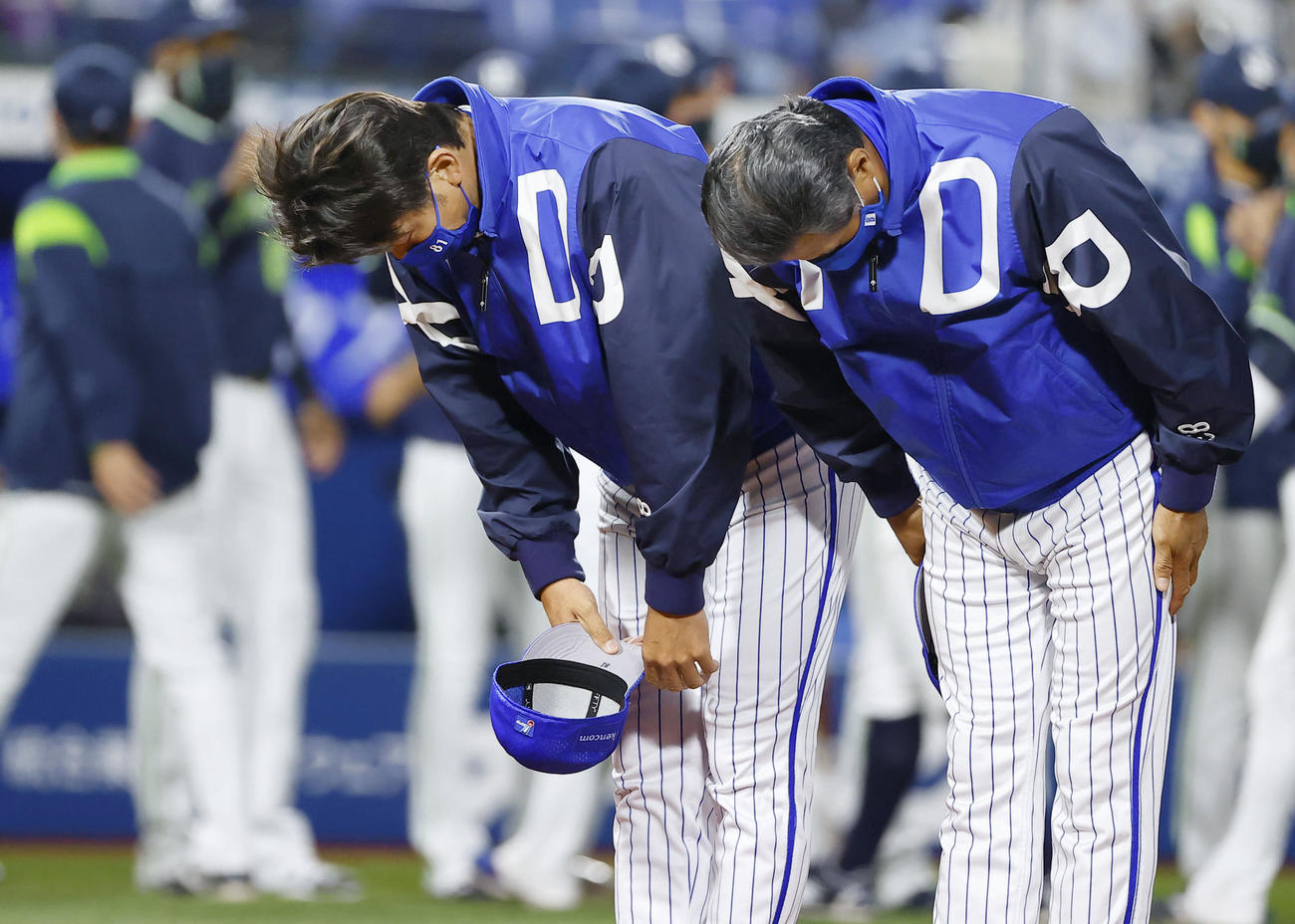 ヤクルトに敗れ、スタンドにあいさつするDeNA・三浦監督（左、共同）
