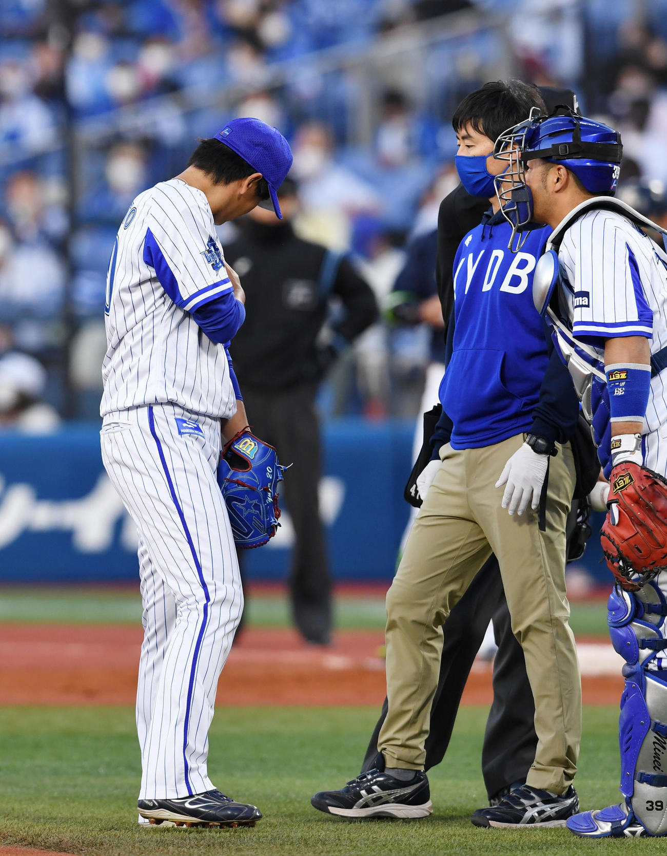 DeNA対ヤクルト　2回表ヤクルト無死、村上宗隆の打球が直撃し降板する坂本（撮影・横山健太）