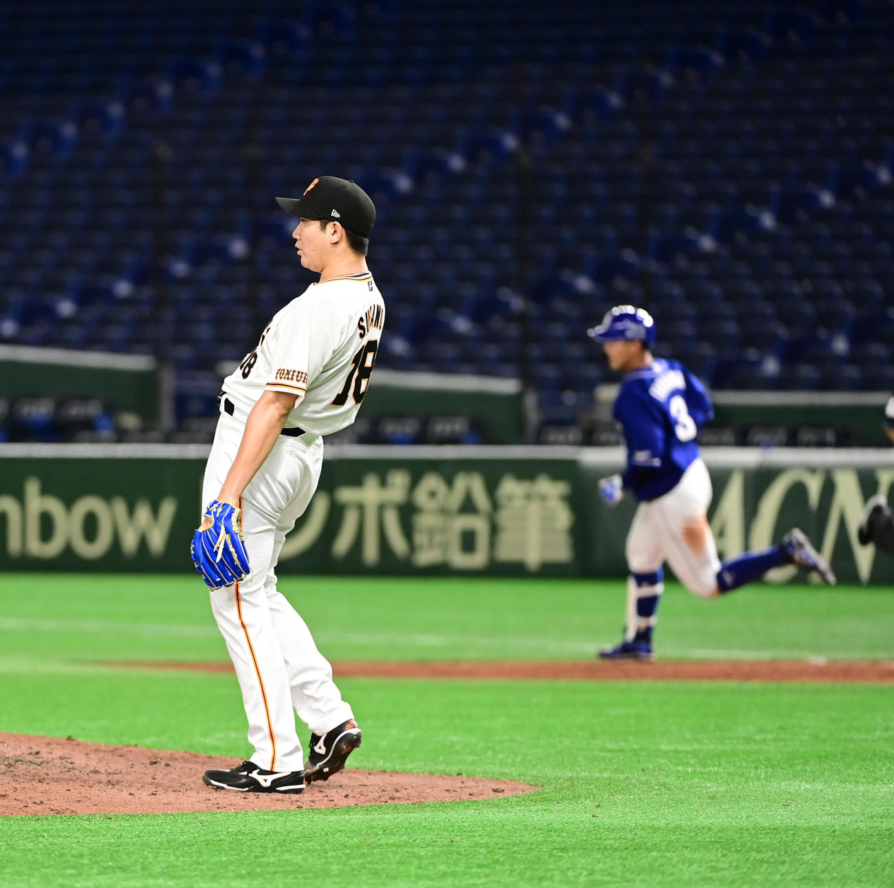 巨人対中日　5回表中日2死、巨人先発の菅野智之は高橋周に左二塁打を許す（撮影・小沢裕）