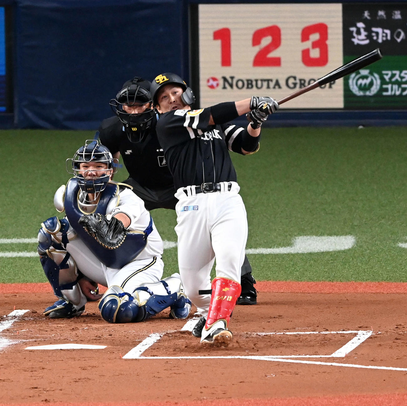 オリックス対ソフトバンク　1回表ソフトバンク2死満塁、甲斐は先制の左前2点適時打を放つ（撮影・前岡正明）