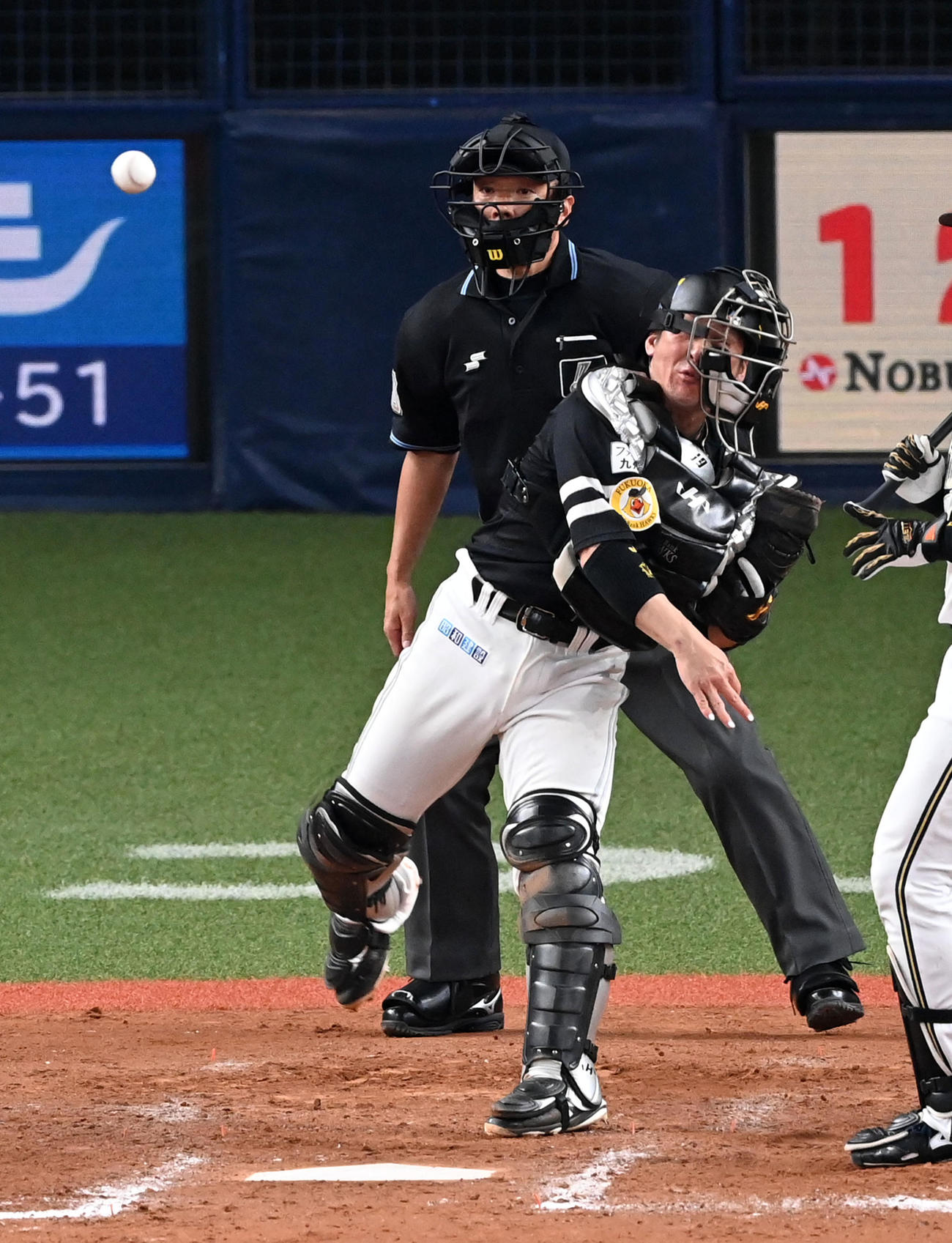 オリックス対ソフトバンク　8回裏オリックス2死一塁、小田の二塁盗塁を阻止した甲斐（撮影・前岡正明）