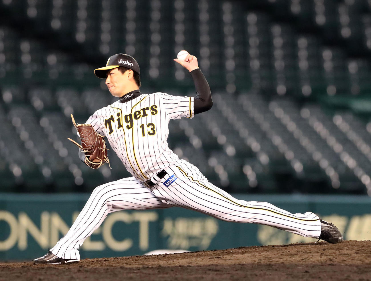 阪神対広島　8回表、阪神2番手で登板する岩崎（撮影・加藤哉）