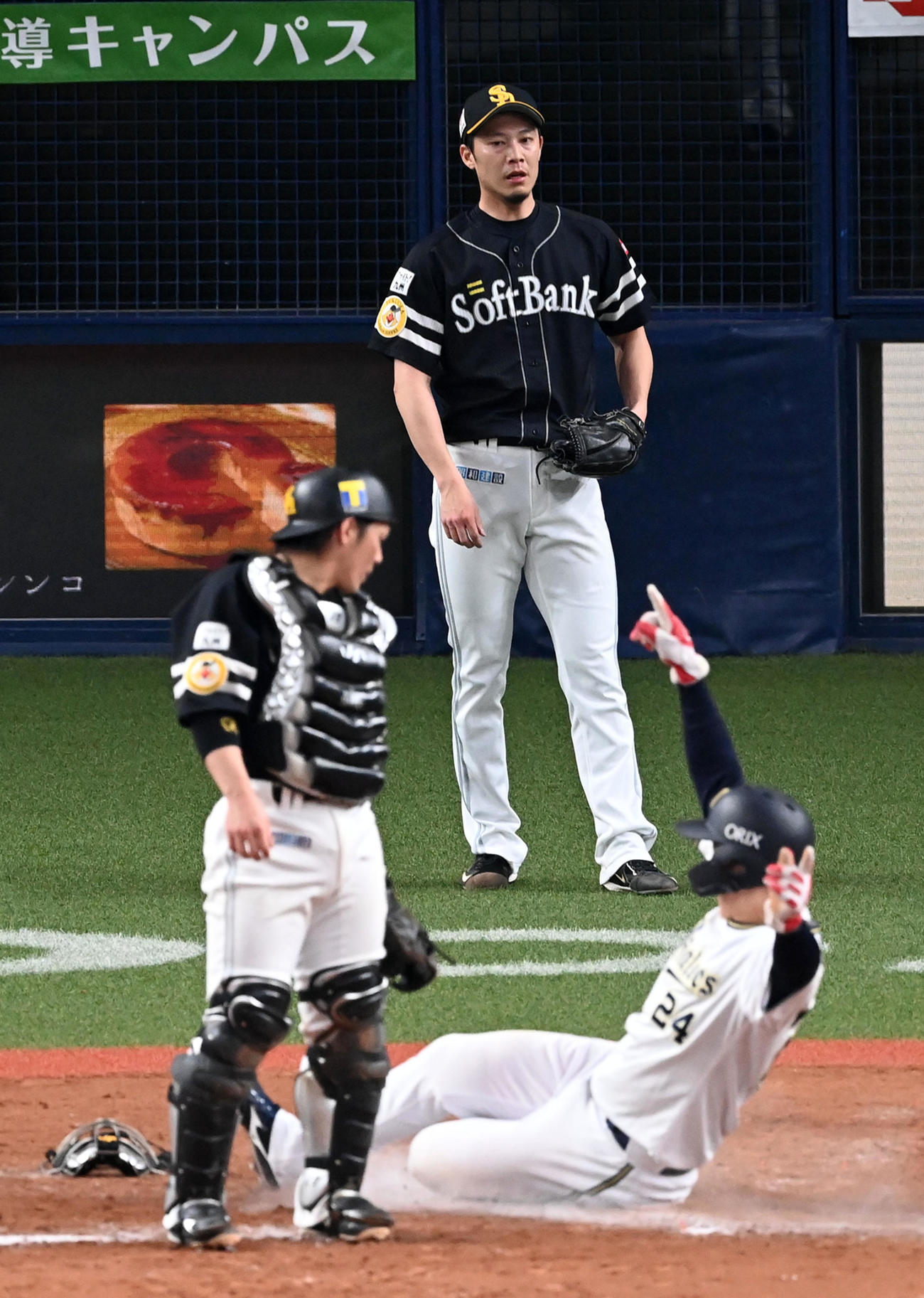 オリックス対ソフトバンク　9回裏オリックス1死一、二塁、宗にサヨナラ逆転二塁打を打たれがっくりする岩崎。手前は生還する紅林（撮影・前岡正明）