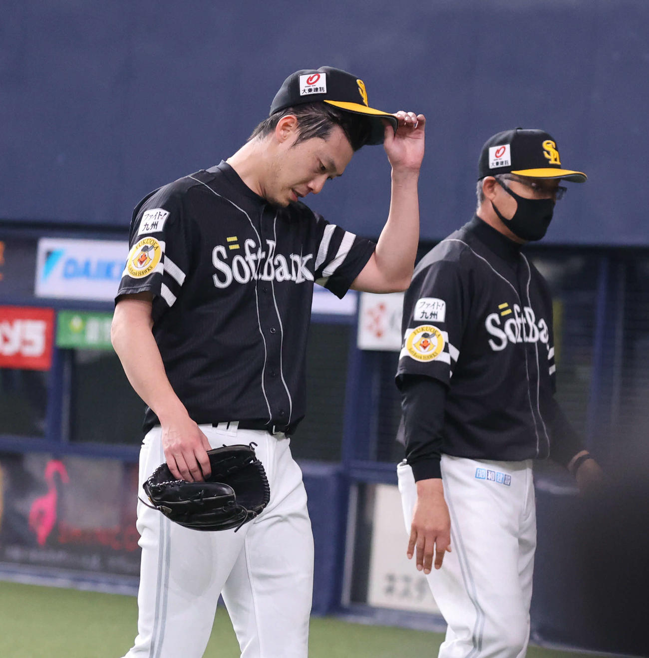 オリックス対ソフトバンク　9回裏オリックス1死一、二塁、宗にサヨナラ打を浴びがっくりの岩崎（左）（撮影・渦原淳）
