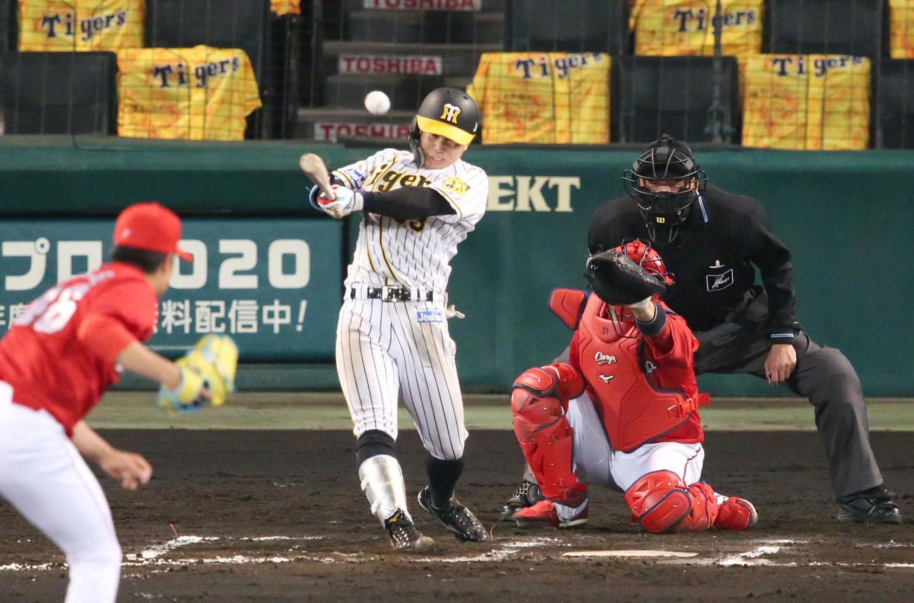 阪神対広島　6回裏阪神無死、糸原は中前打を放つ（撮影・上山淳一）