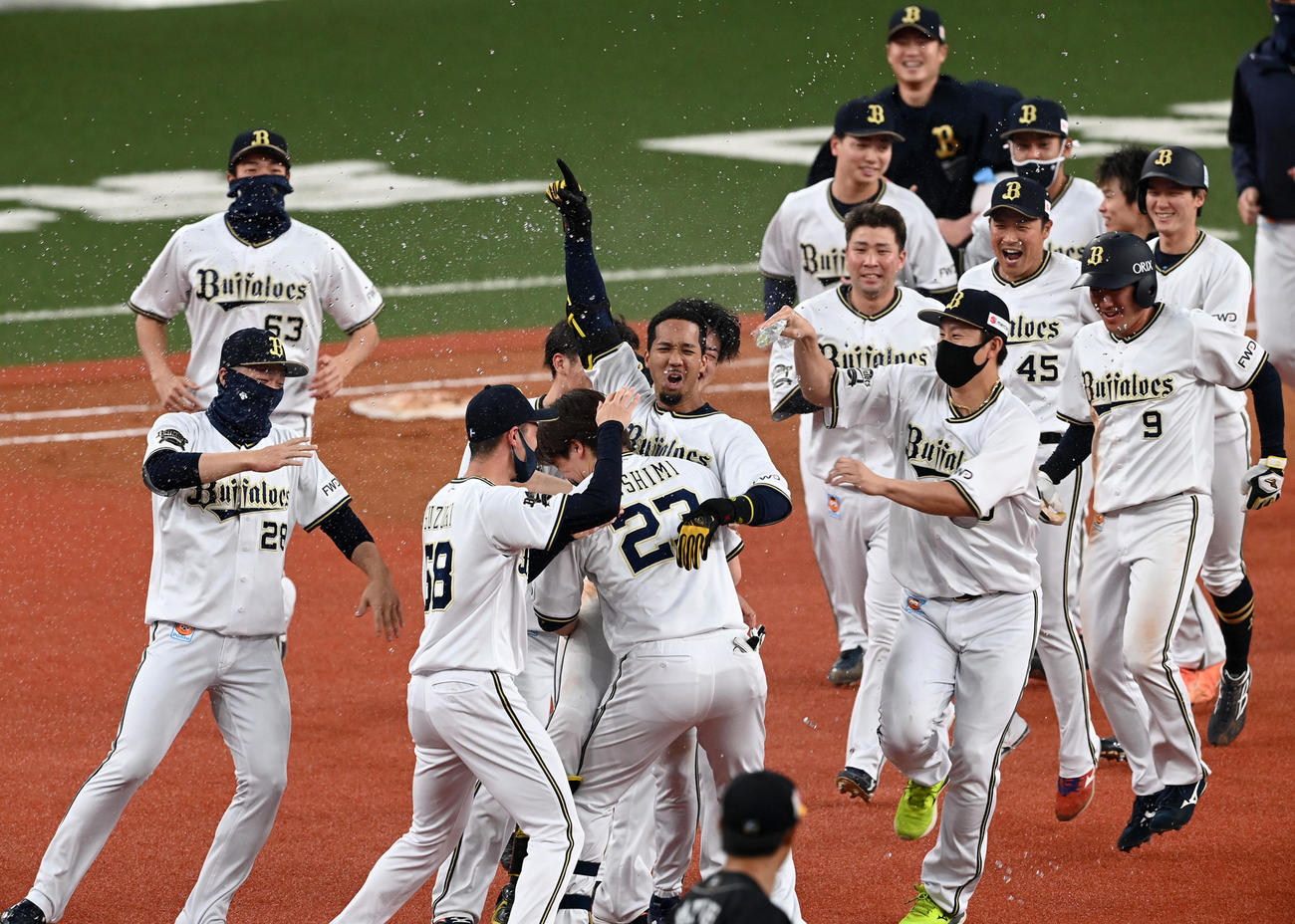 オリックス対ソフトバンク　9回裏オリックス1死一、二塁、宗（右）は左中間にサヨナラ逆転二塁打を放ちナインの祝福を受ける（撮影・前岡正明）