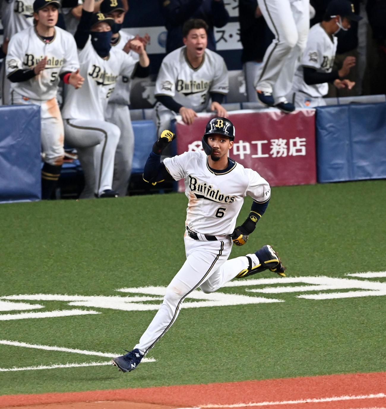 オリックス対ソフトバンク　9回裏オリックス1死一、二塁、宗は左中間にサヨナラ逆転二塁打を放ちガッツポーズ（撮影・前岡正明）