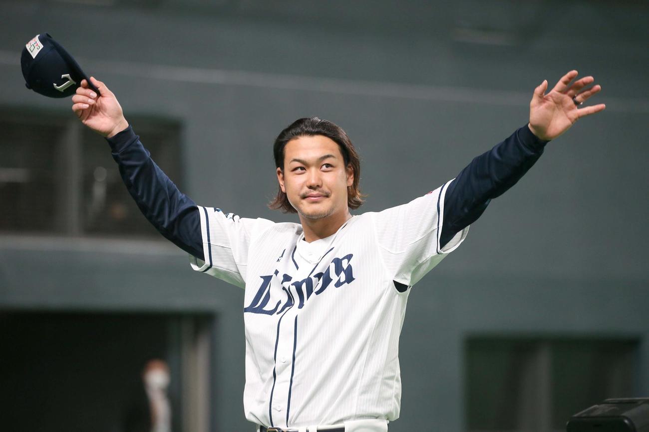 日本ハム対西武　4勝目を挙げスタンドに手を振る高橋（撮影・黒川智章）