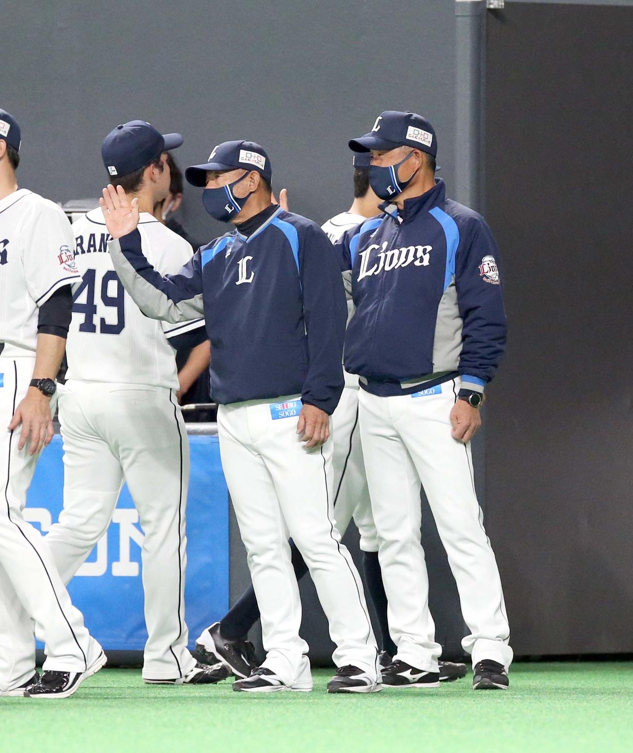 日本ハム対西武　試合終了後、笑顔で出迎える西武辻監督（右）（撮影・佐藤翔太）