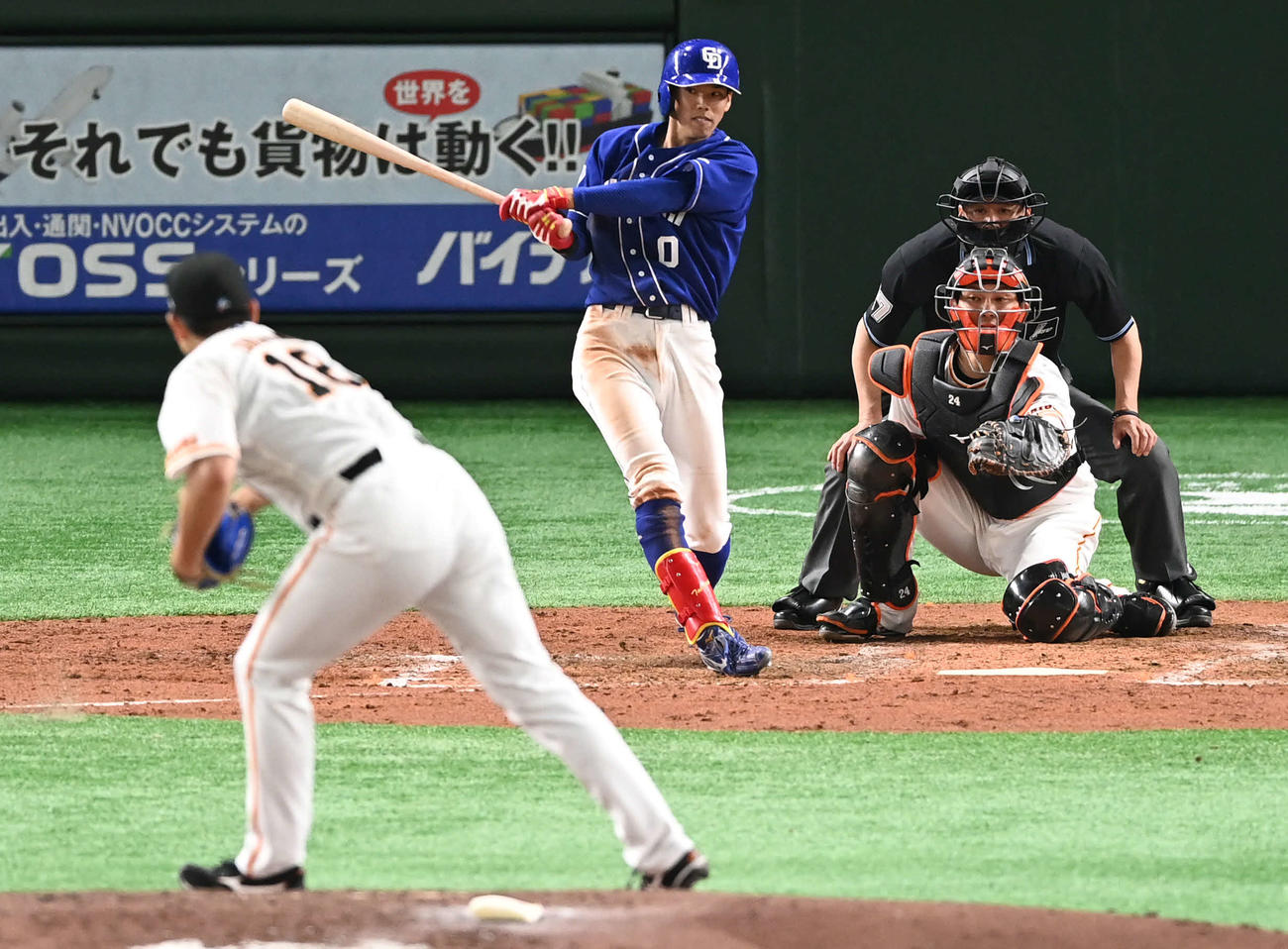 巨人対中日　4回表中日2死三塁、高松は右前適時打を放つ。投手菅野（撮影・山崎安昭）