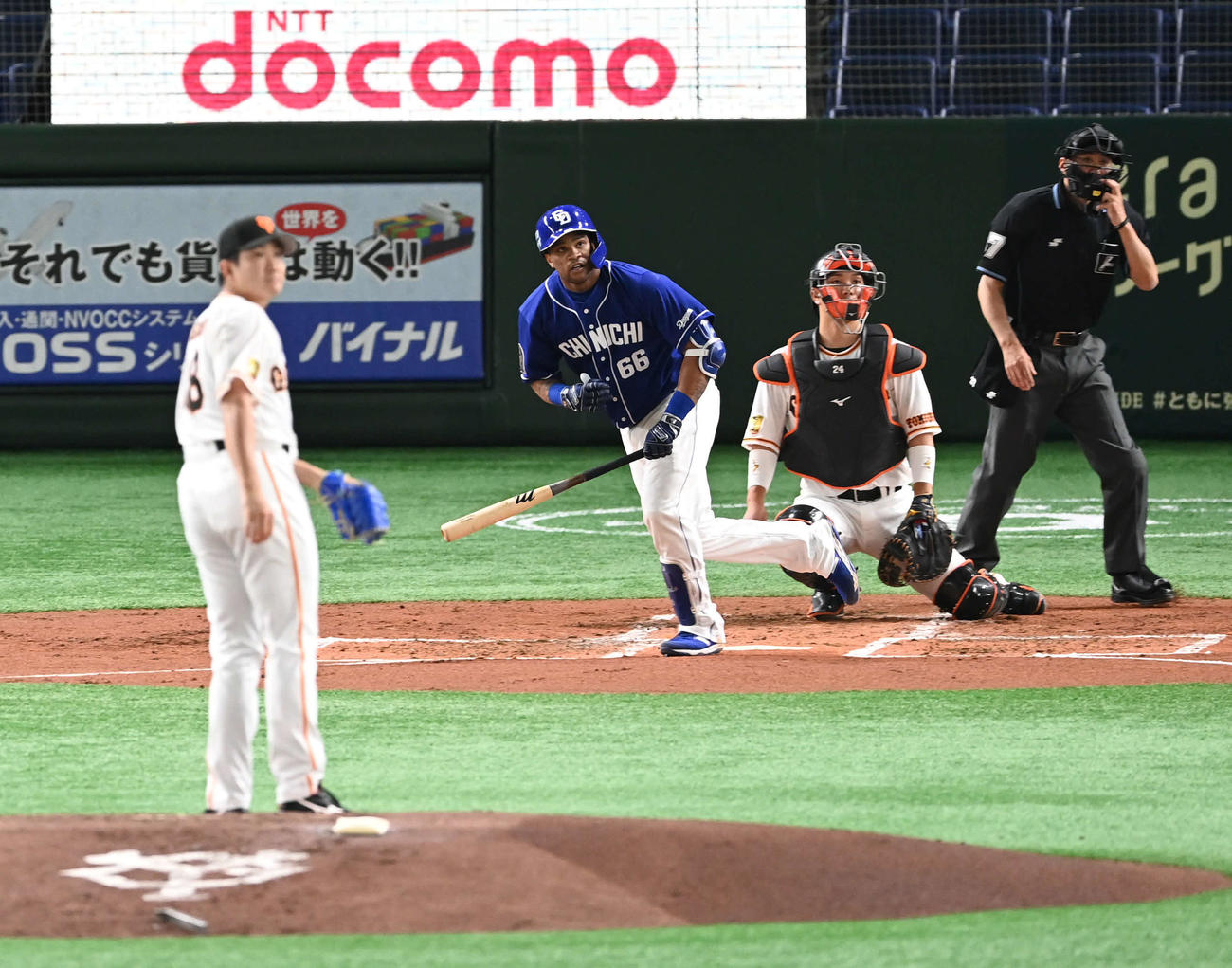 巨人対中日　2回表中日無死、ビシエドは左越えソロ本塁打を放つ。投手菅野（撮影・山崎安昭）