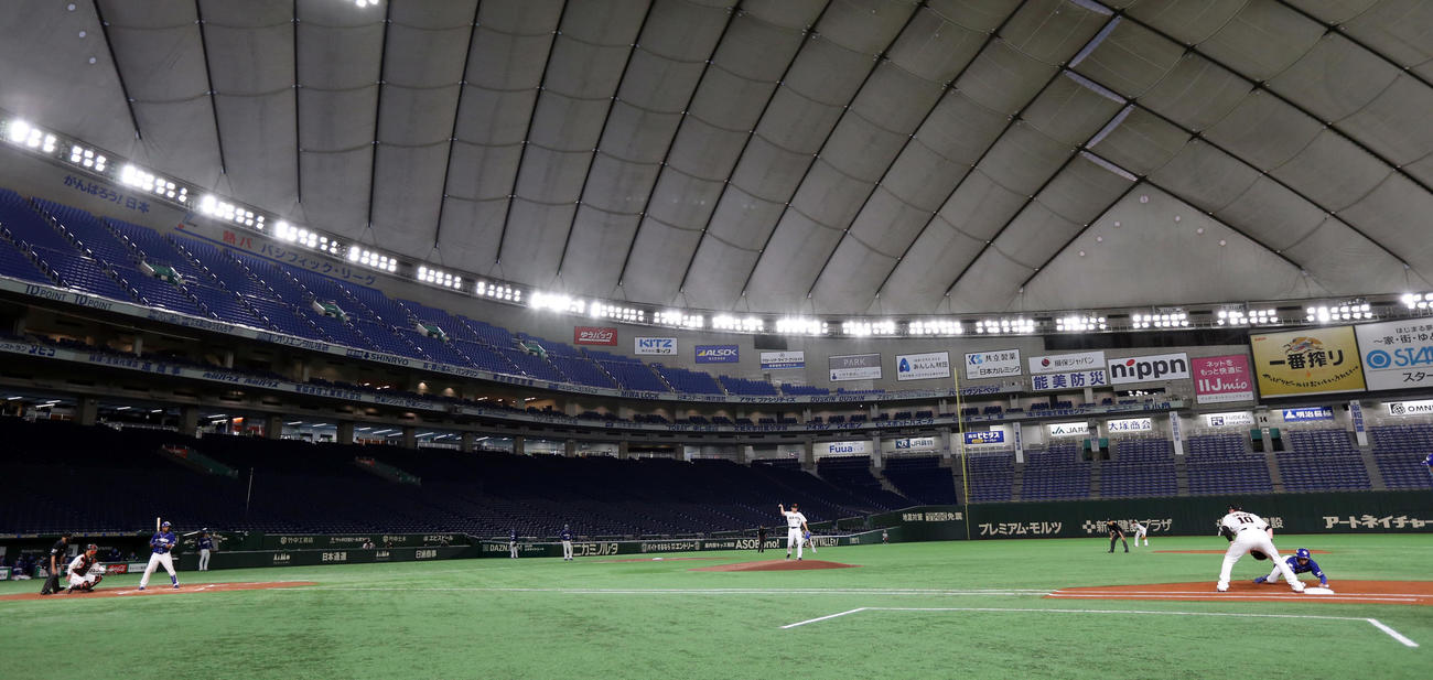 巨人対中日　無観客で行われた東京ドーム。1回表、けん制する菅野。打者ビシエド（撮影・狩俣裕三）