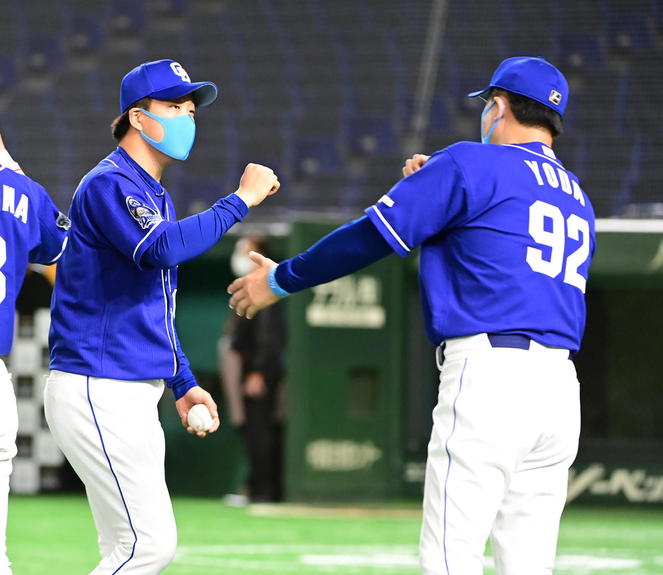 巨人対中日　今季2勝目を挙げた中日先発の柳（左）は与田監督の祝福を受ける（撮影・小沢裕）