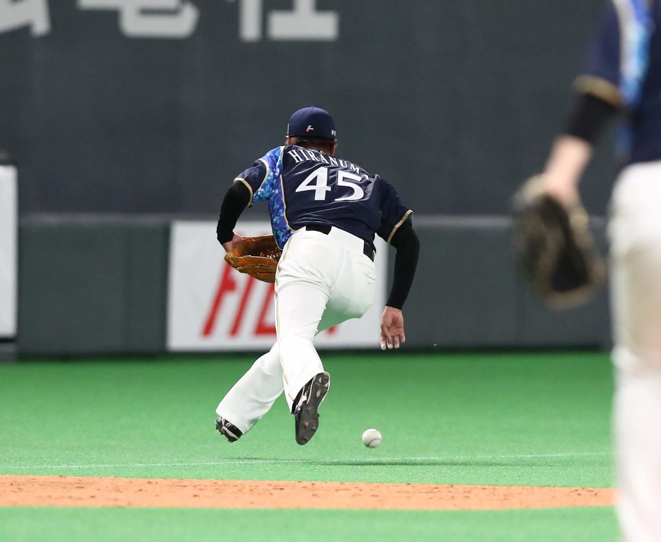 日本ハム対西武　9回表西武1死、山田の三ゴロをはじく平沼（撮影・黒川智章）
