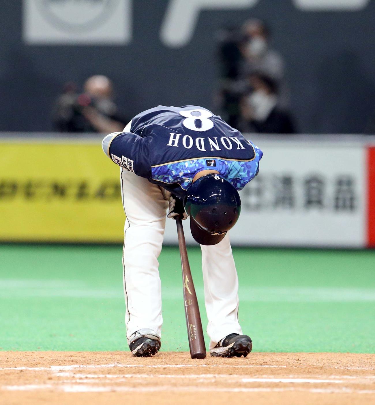 日本ハム対西武　5回裏日本ハム2死満塁、見逃し三振に終わり悔しがる近藤（撮影・佐藤翔太）