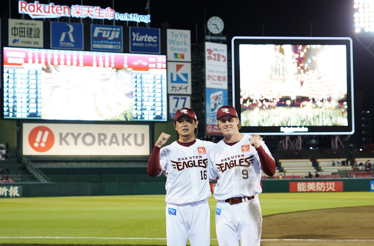 ロッテ戦に先発し5回を3安打1失点で今季4勝目を挙げた楽天涌井（左）は、ディクソンとガッツポーズを見せる（撮影・菅敏）
