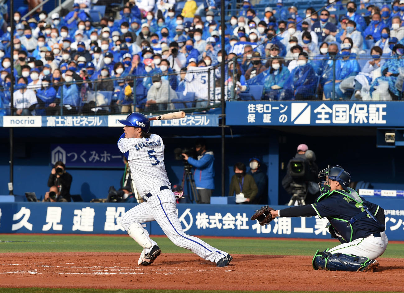 DeNA対ヤクルト　6回裏DeNA2死満塁、中前2点適時打を放つ倉本（撮影・横山健太）