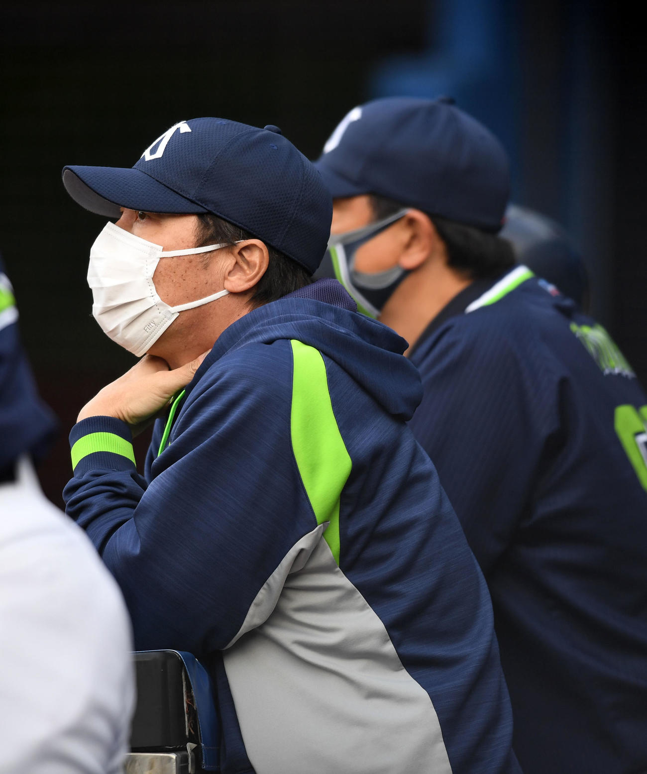 DeNA対ヤクルト　スコアボードを見つめるヤクルト高津監督（撮影・横山健太）