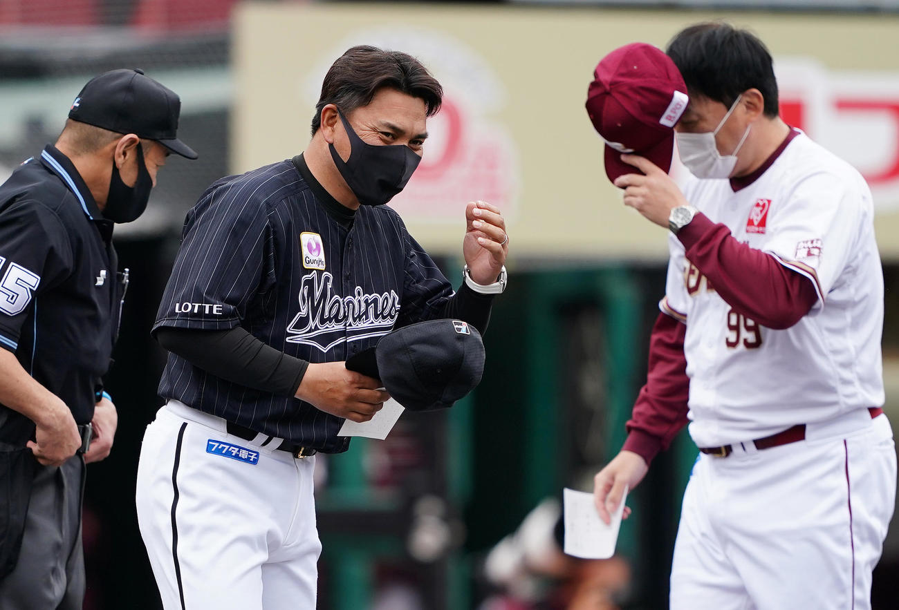 楽天対ロッテ　試合前、楽天石井GM兼監督（右）をメンバ表を交換し、ベンチに戻るロッテ井口監督（撮影・菅敏）