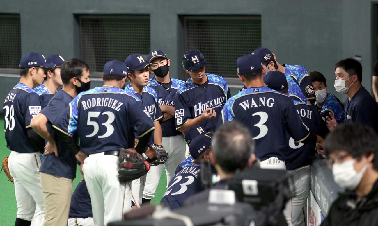 日本ハム対西武　試合前、円陣を組む日本ハムナイン（撮影・佐藤翔太）