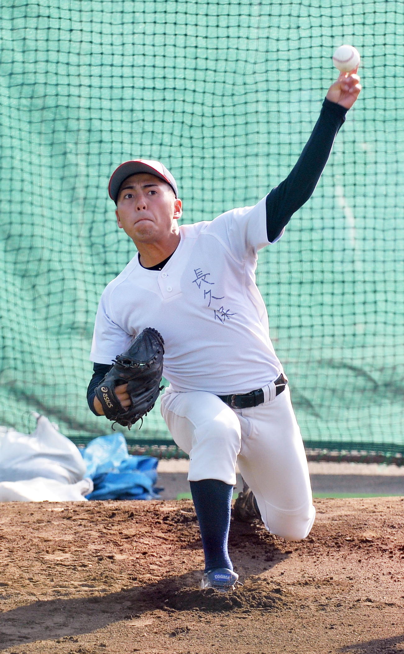 ブルペン投球を行う仙台大・長久保