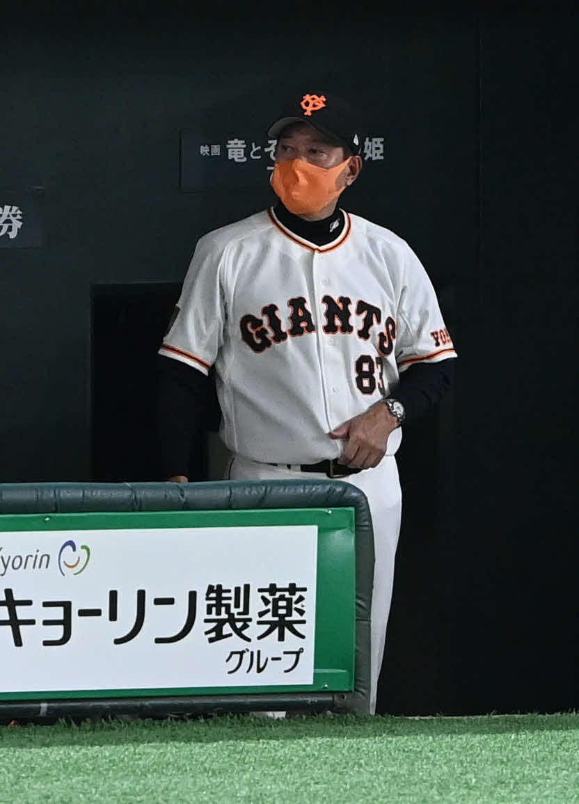 巨人対中日　敗れて引き揚げる巨人原監督（撮影・山崎安昭）