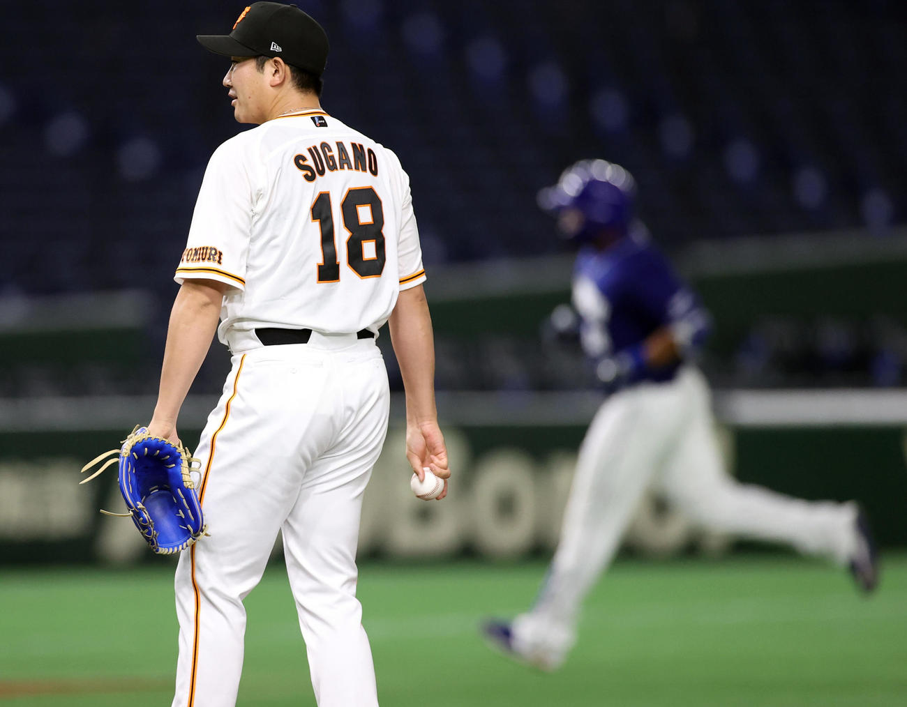 巨人対中日　2回表中日無死、ビシエド（後方）に先制ソロ本塁打を浴びる菅野（撮影・狩俣裕三）