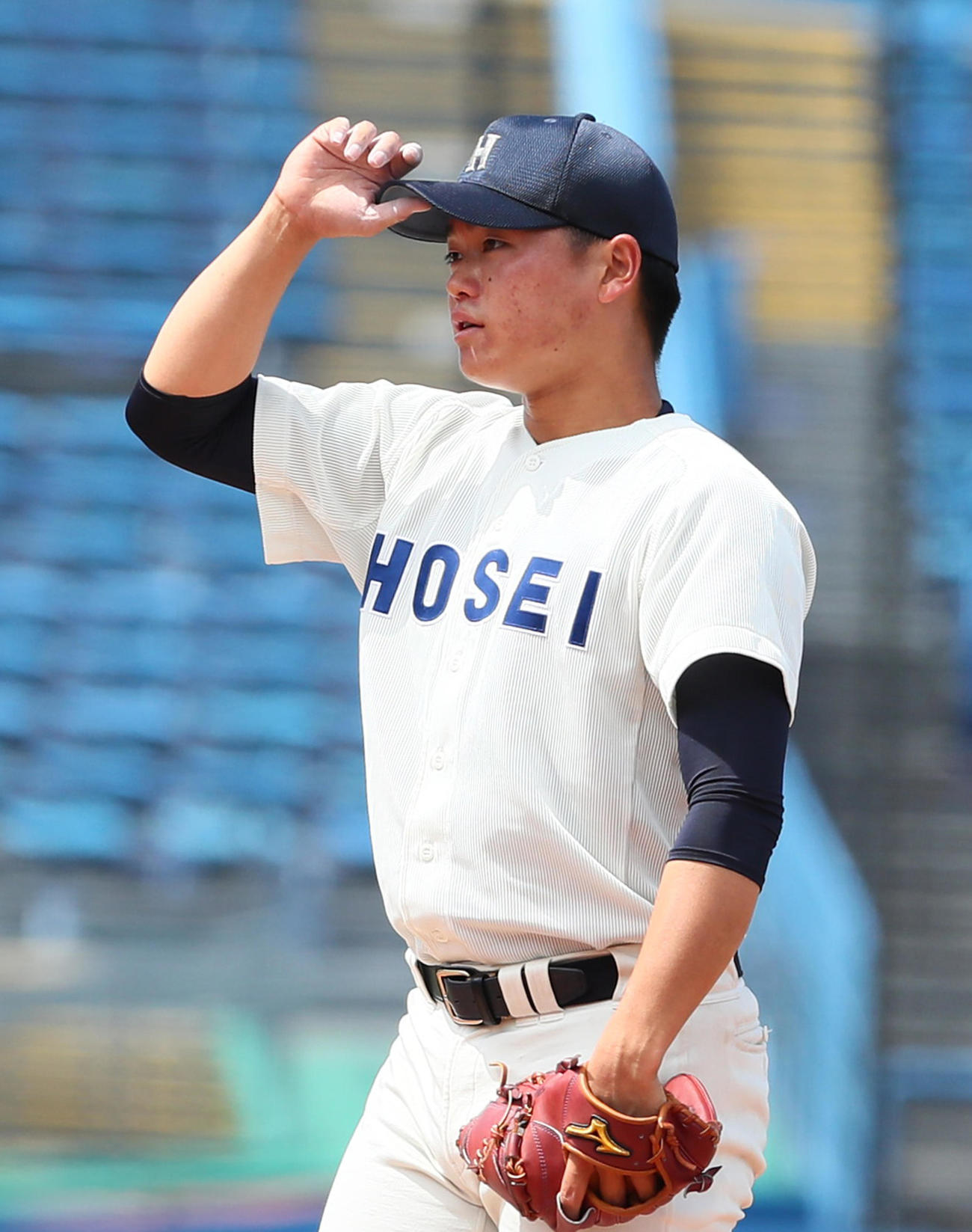 法大対早大　8回裏早大2死二塁、岩本に右越え適時二塁打を浴びた三浦（撮影・足立雅史）