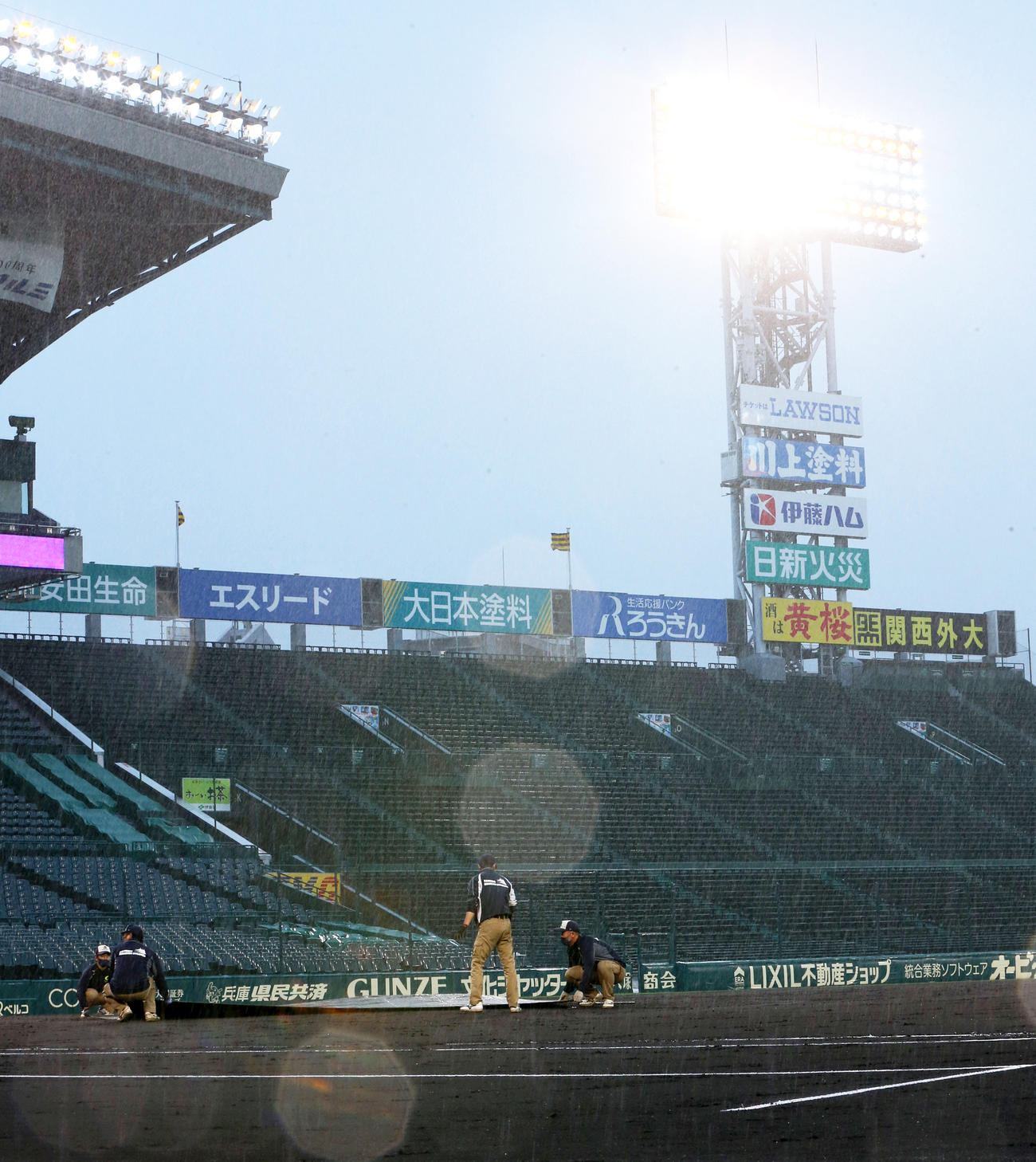 降雨でマウンドにシートがかけられる甲子園球場（撮影・上山淳一）