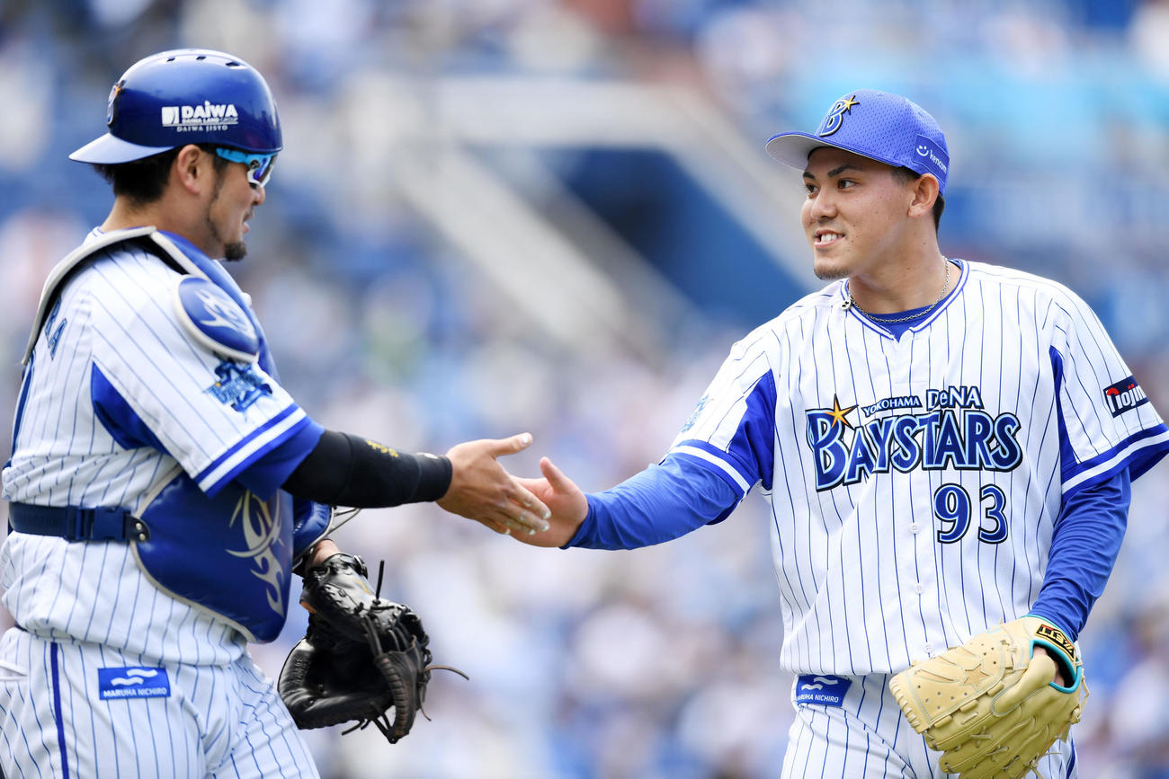 DeNA対ヤクルト　1回表を無失点に抑えタッチを交わすDeNA中川（右）と戸柱（撮影・横山健太）