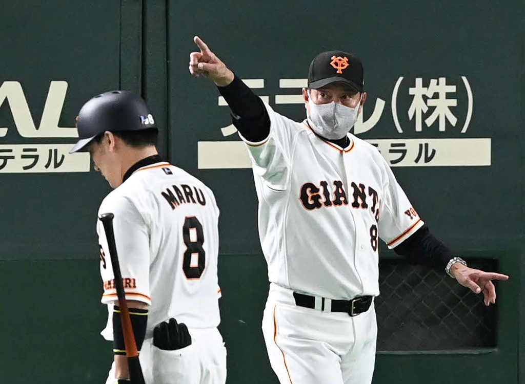 3回裏巨人2死一、二塁、原監督（右）は三振した丸をベンチに下げる（撮影・山崎安昭）