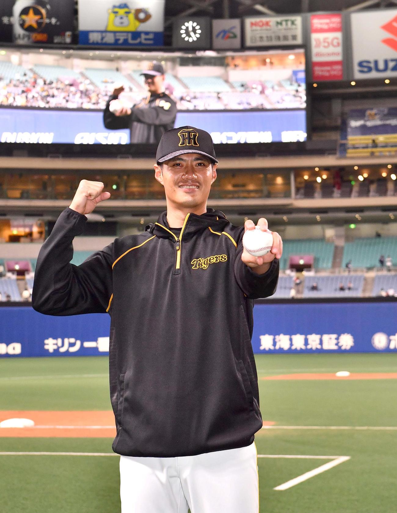 中日対阪神　勝利球を手に笑顔でガッツポーズするチェン（2021年4月29日撮影）