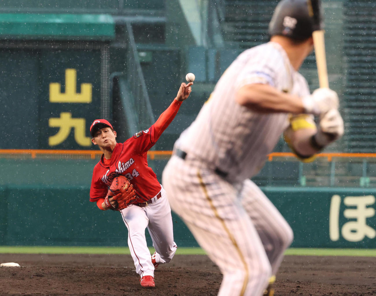 阪神対広島　2回裏阪神1死、サンズを中飛に抑える高橋昂（撮影・清水貴仁）