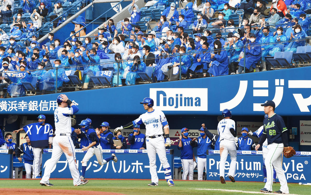 DeNA対ヤクルト　7回裏DeNA1死満塁、宮崎の左前2点適時打で得点を奪い歓喜するDeNAナインとファン（撮影・横山健太）