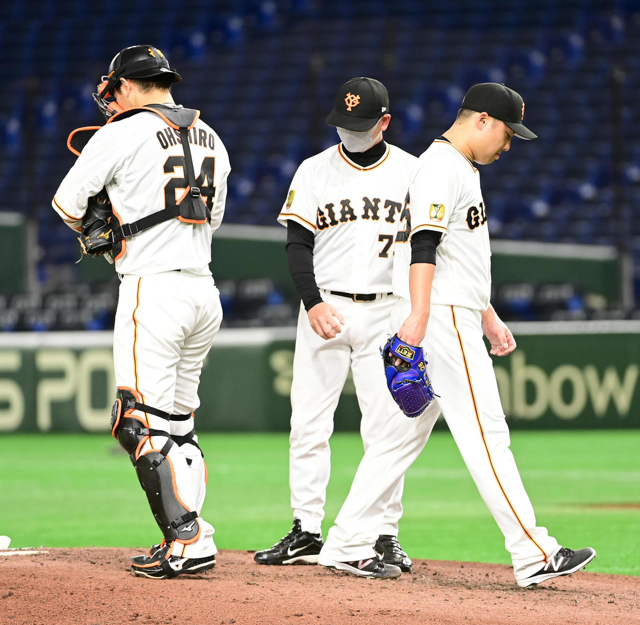 巨人対中日　5回表中日2死、桑田投手チーフコーチ補佐（中央）から交代を告げられ降板する巨人先発の今村。左は大城（撮影・小沢裕）