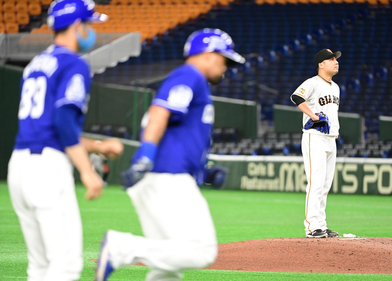 巨人対中日　5回表中日1死一塁、巨人先発の今村信貴（右）はダヤン・ビシエド（中央）に左越えの2点本塁打を許す（撮影・小沢裕）