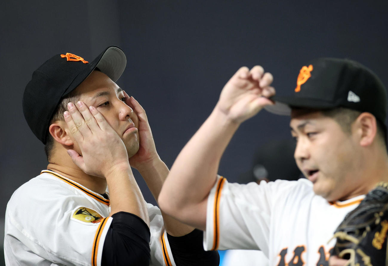 巨人対中日　5回表を終え、落ち込んだ様子の今村（左）。右は田中豊（撮影・狩俣裕三）