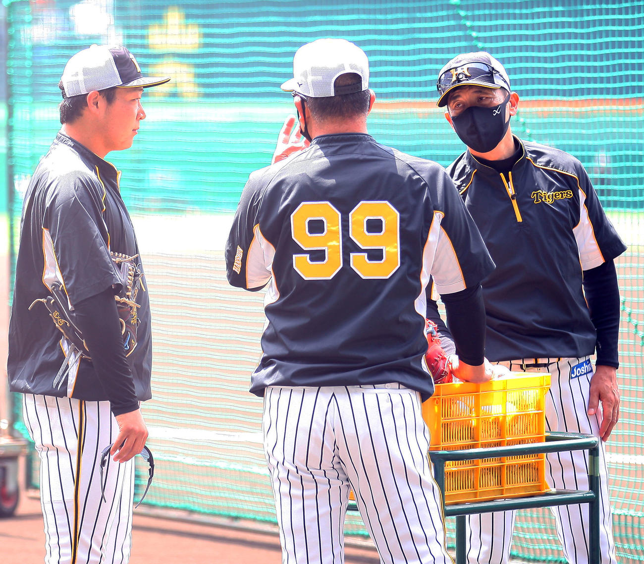 阪神対広島　試合前の練習で、大山（左）に話す矢野監督（撮影・上山淳一）