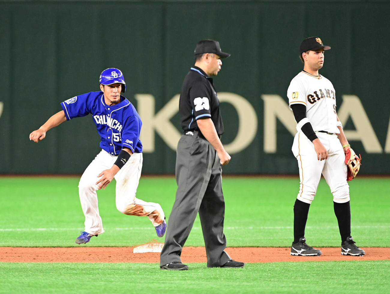 巨人対中日　5回表中日2死一塁、一塁走者の福田（左）は二塁盗塁を決める（撮影・小沢裕）