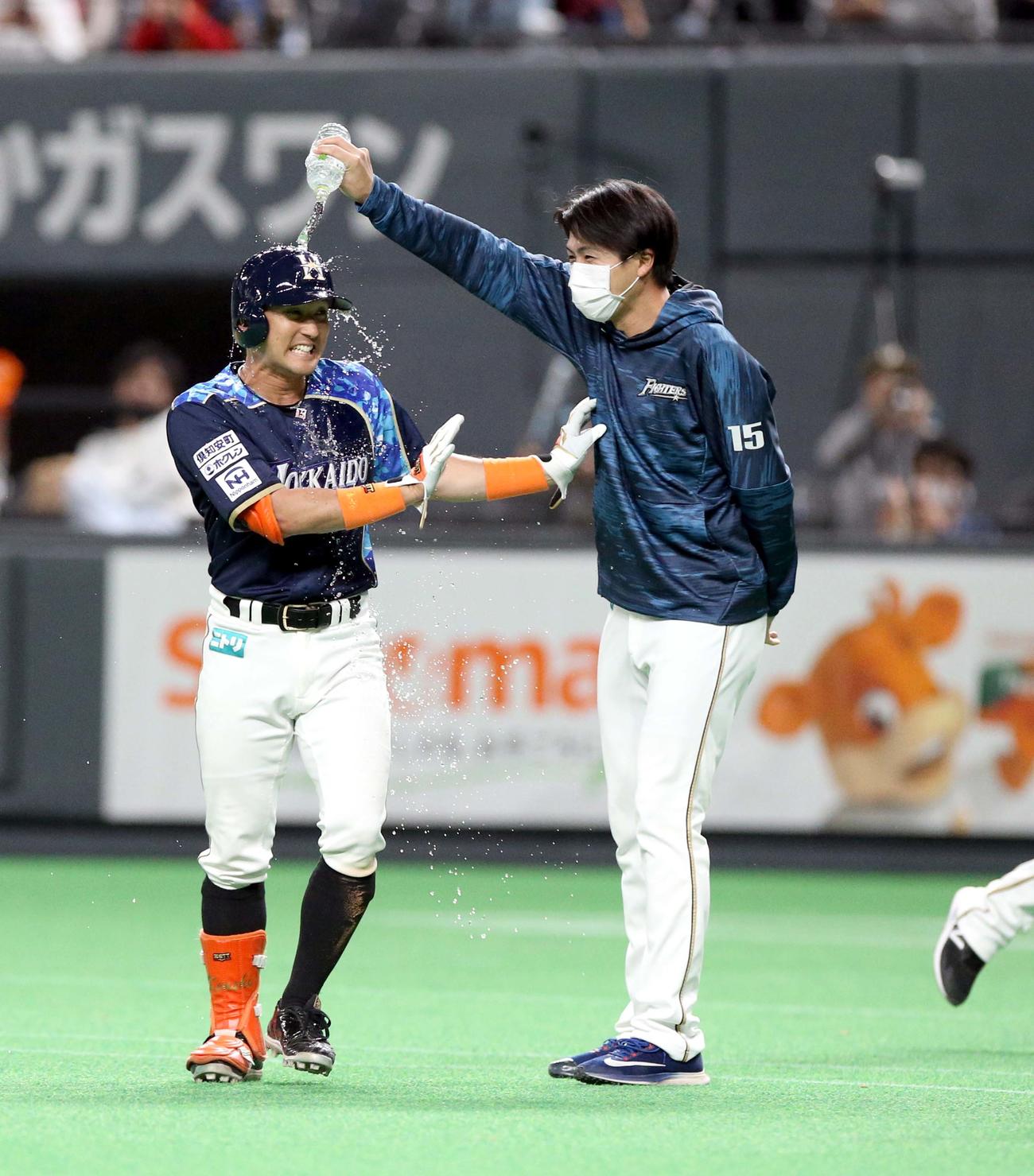 日本ハム対西武　9回裏日本ハム2死満塁、杉谷（左）はサヨナラ押し出し四球を選び上沢に祝福される（撮影・佐藤翔太）