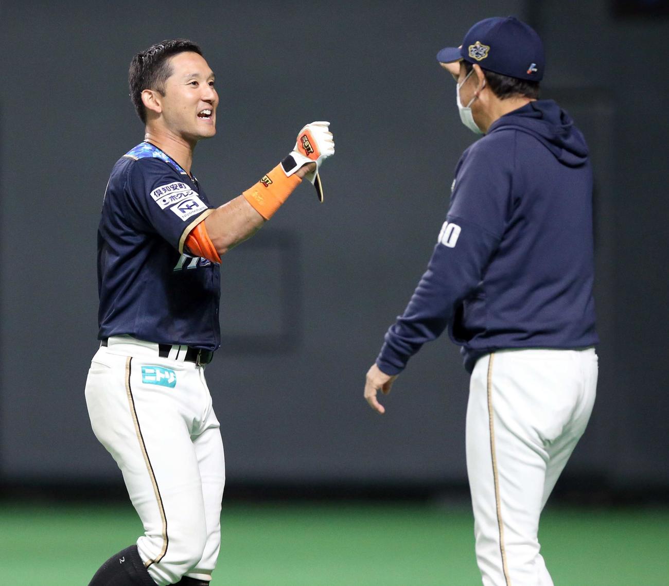 日本ハム対西武　9回裏日本ハム2死満塁、杉谷（左）はサヨナラ押し出し四球を選び栗山監督に出迎えられる（撮影・佐藤翔太）