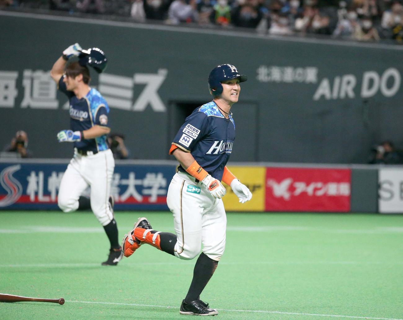 日本ハム対西武　9回裏日本ハム2死満塁、サヨナラ押し出し四球を選び苦笑いで一塁に向かう杉谷（撮影・黒川智章）