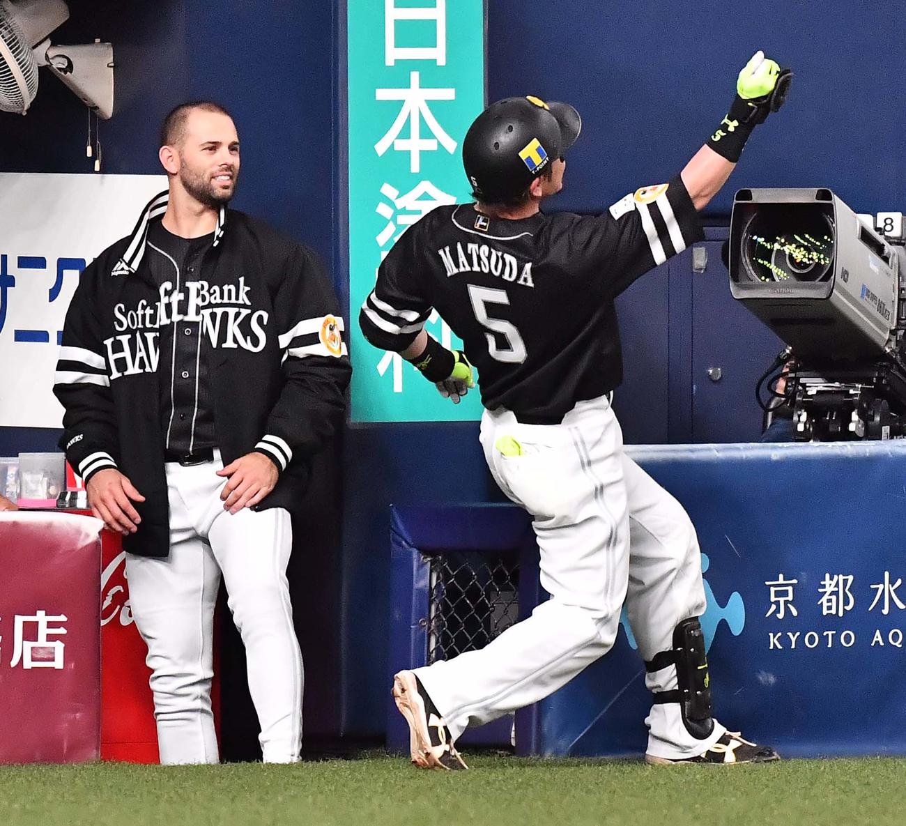 オリックス対ソフトバンク　3回表ソフトバンク2死一、二塁、左越え3点本塁打を放った松田の熱男パフォーマンスに圧倒される先発のニック・マルティネス（撮影・上田博志）