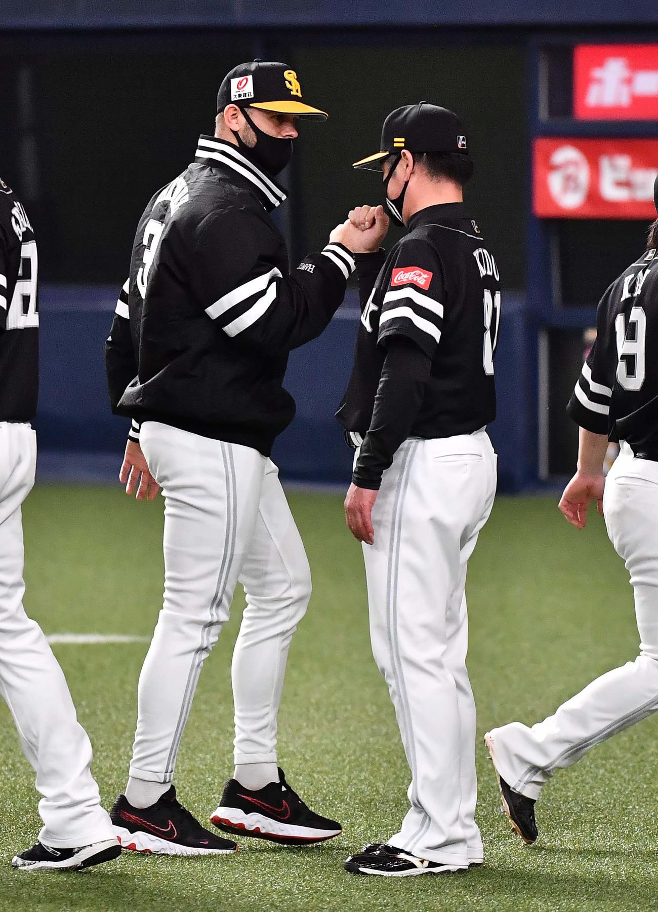 オリックス対ソフトバンク　移籍初勝利をあげ工藤公康監督（右）とグータッチするニック・マルティネス（撮影・上田博志