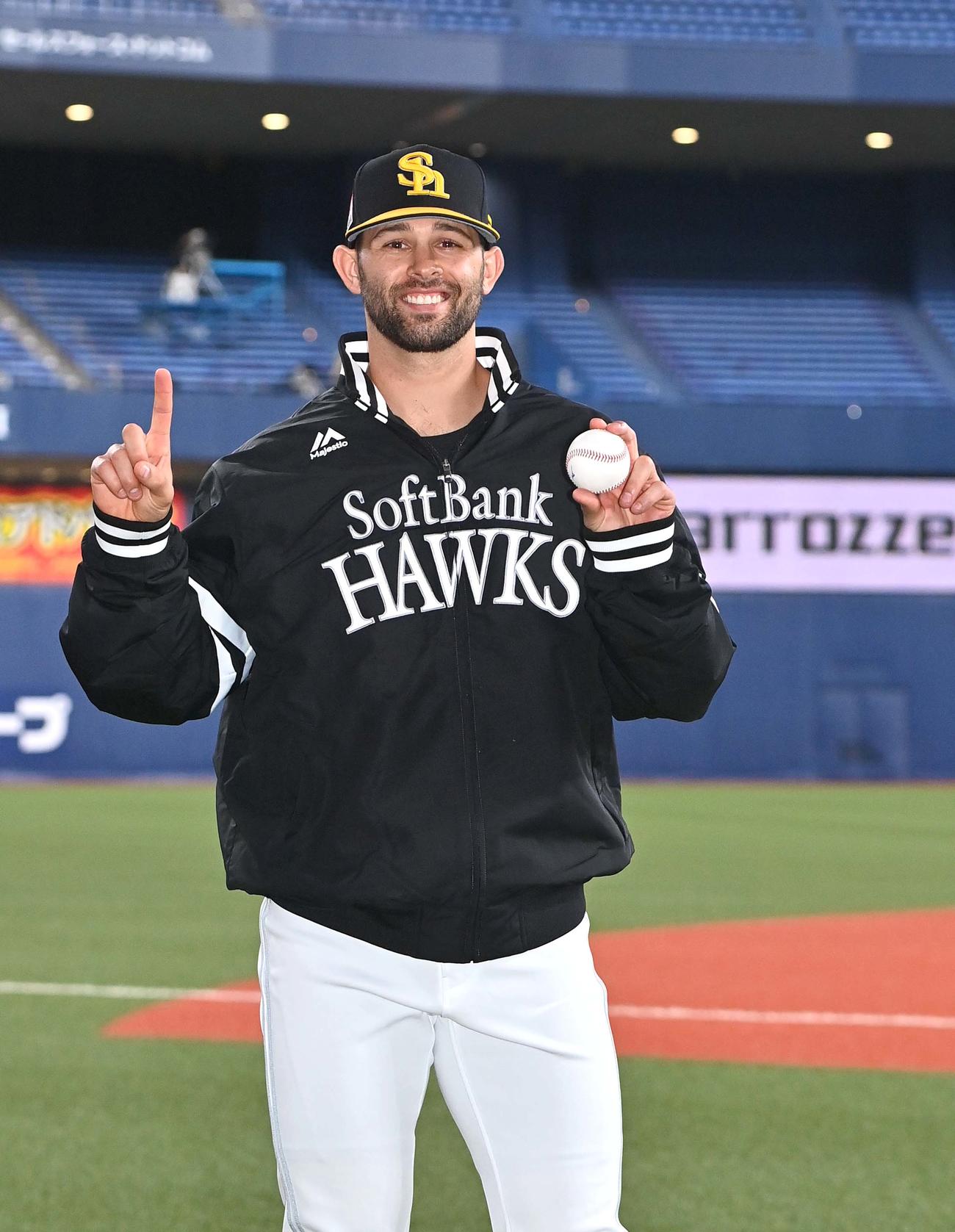 オリックス対ソフトバンク　ソフトバンクに移籍初勝利をあげたマルティネスは勝利球を手に笑顔を見せる（撮影・上田博志）