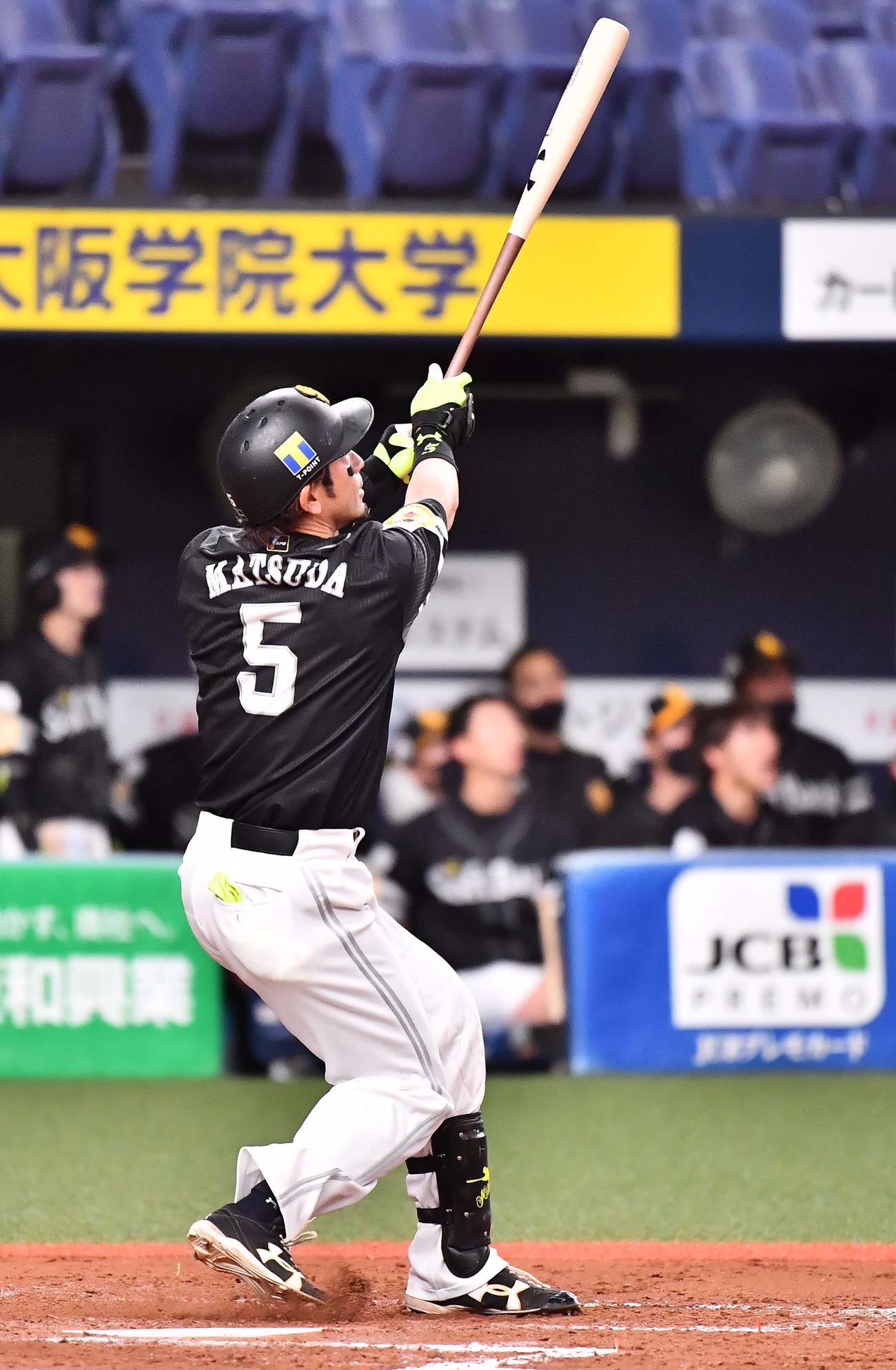 オリックス対ソフトバンク　3回表ソフトバンク2死一、二塁、左越え3点本塁打を放つ松田（撮影・上田博志）