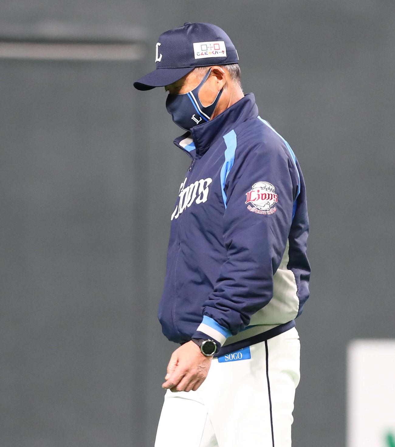日本ハム対西武　渋い表情で投手交代を告げる辻監督（撮影・黒川智章）