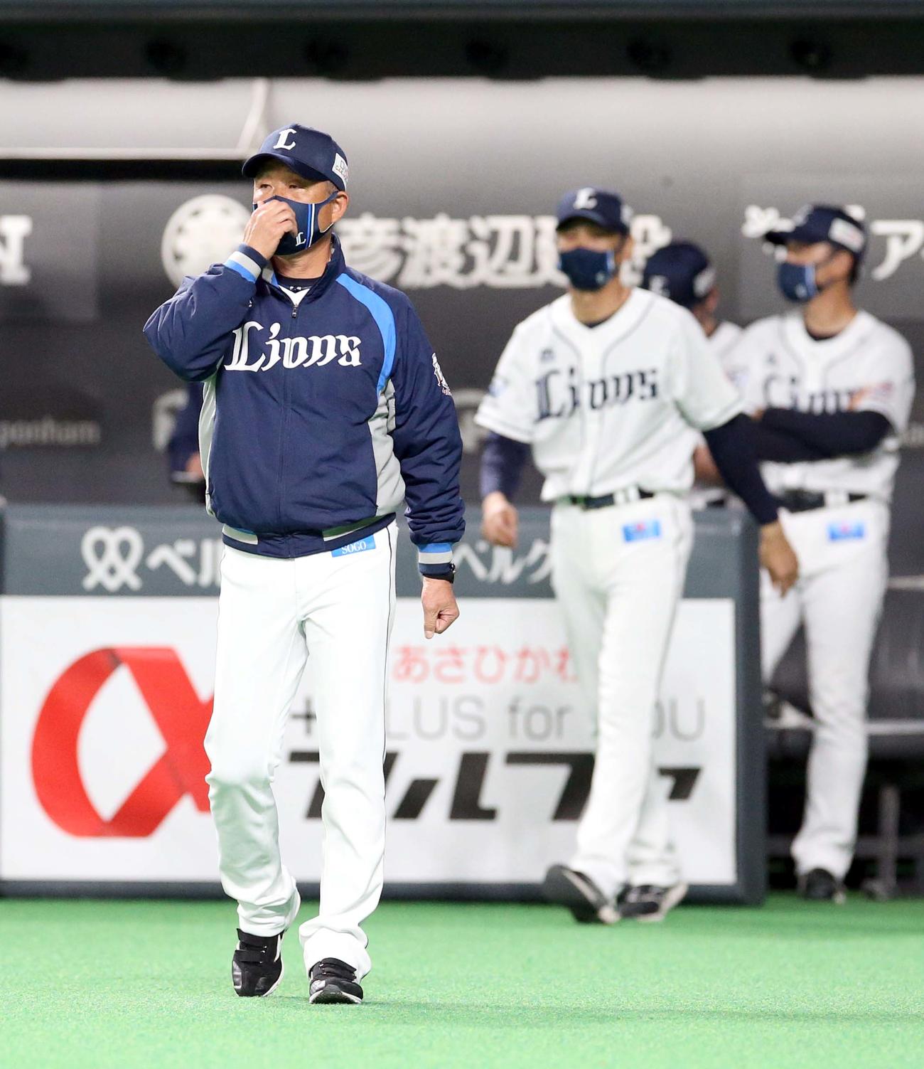 日本ハム対西武　同点に追いつかれ選手交代を告げる西武辻監督（撮影・佐藤翔太）