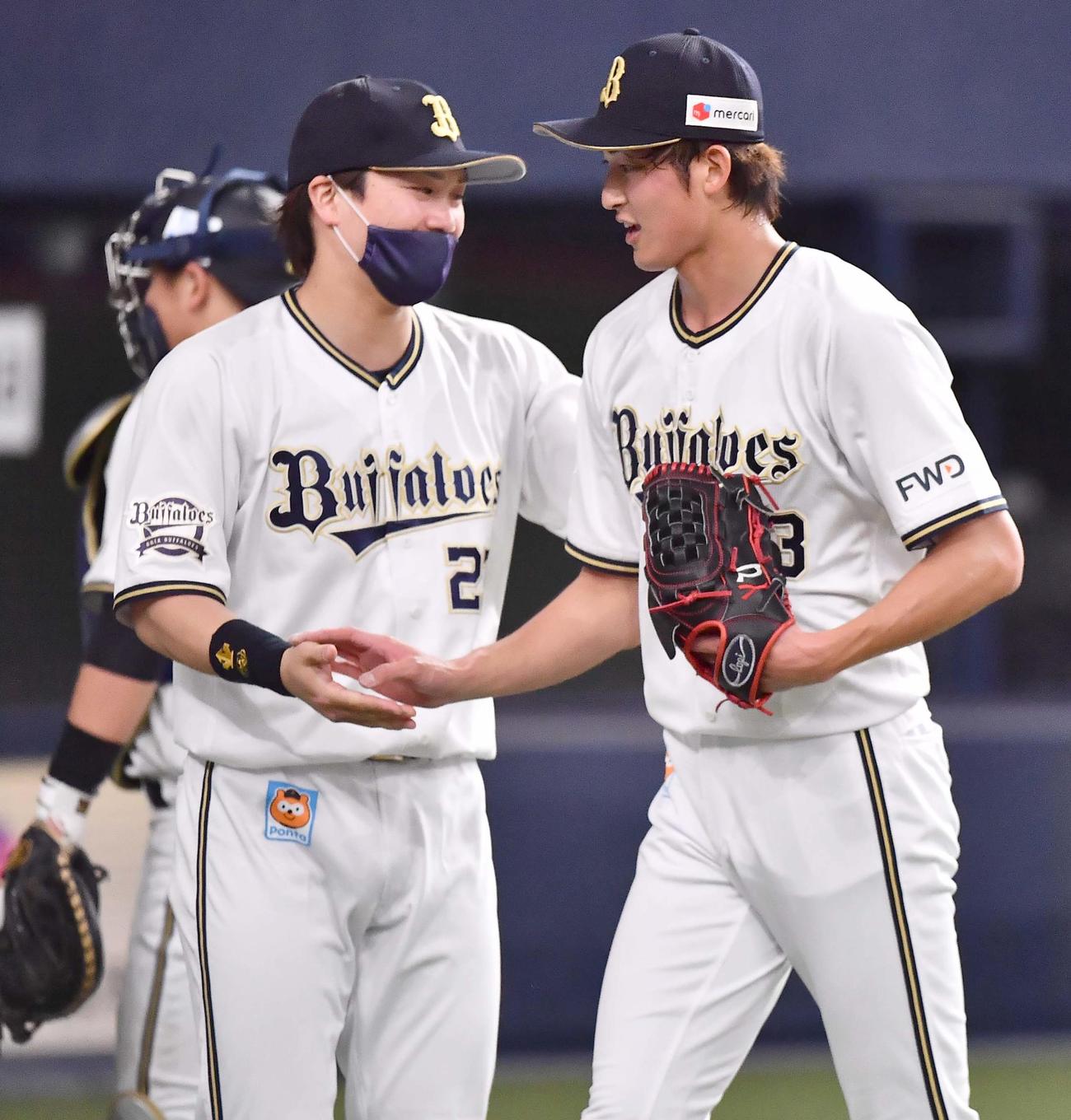 オリックス対ソフトバンク　山崎颯一郎（右）は7回1イニングを無失点に抑えほっとした表情でベンチに引き揚げる（撮影・上田博志）